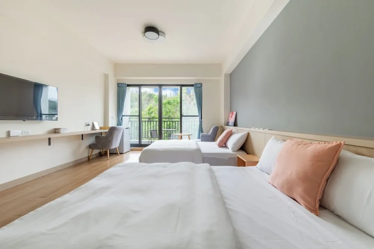 Standard Twin room with balcony