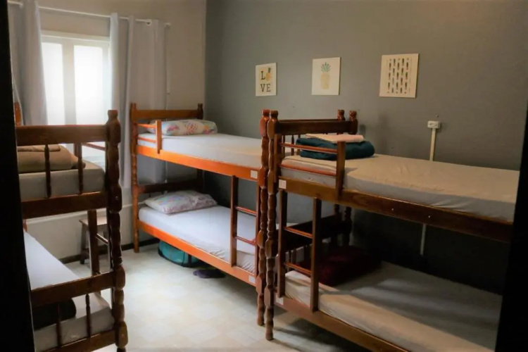 Fica, Vai ter Bolo Hostel