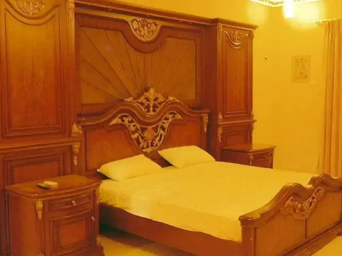 Coconut Grove Royale Resort
