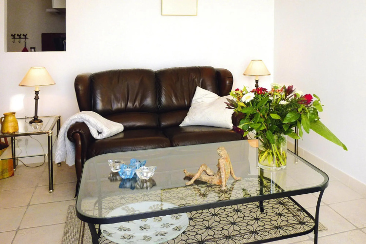 Apartment in Caderousse With Pool