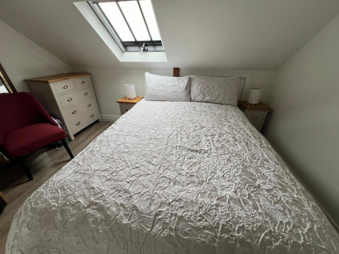 Delightful 1 bedroom Split-Level Apt in Glastonbury Town Centre