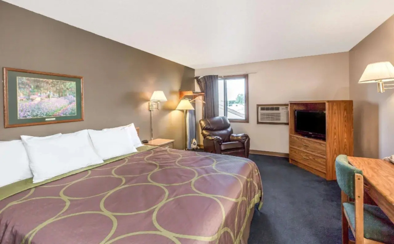 Super 8 by Wyndham Airport I90
