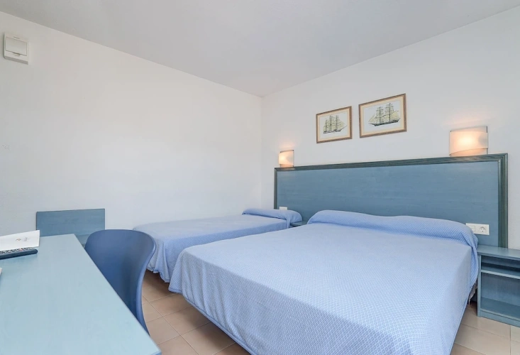 Standard Triple room with balcony