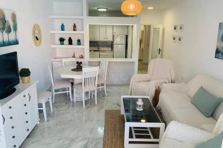 Amplio apartamento junto al mar