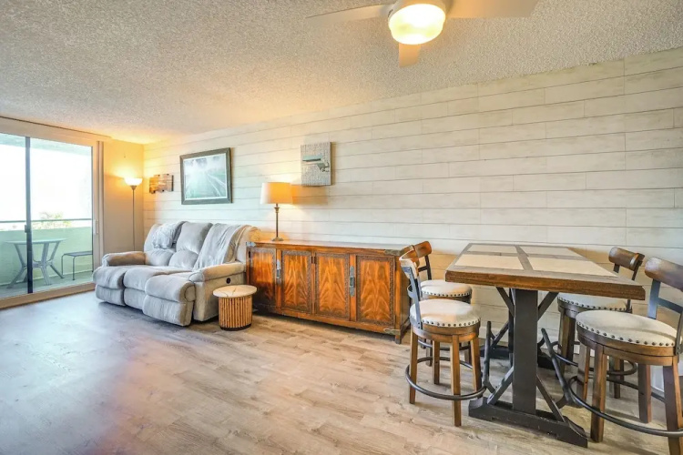 Pool Access & Waterfront Balcony: Hudson Condo!