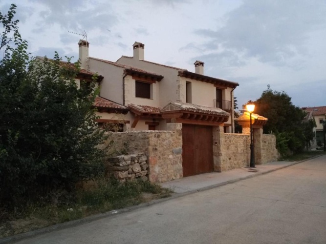 4 Bedrooms Cottage