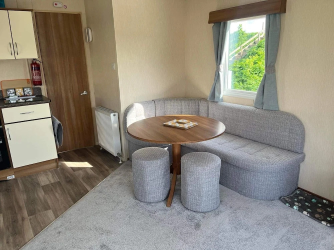 Caravan - Sleeps 8 - Pets Ok - Parking - Decking