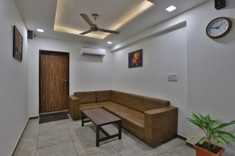 OYO 27930 Hotel Dev Palace