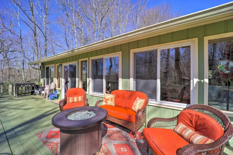 Pool & Lake Access: Idyllic Cottage in Newland