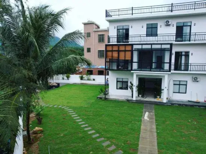 Wanning Yellow&White Homestay