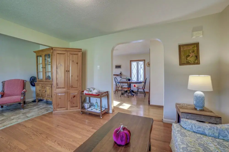 Quaint Youngstown Home ~ 2 Mi to Boardman Park!