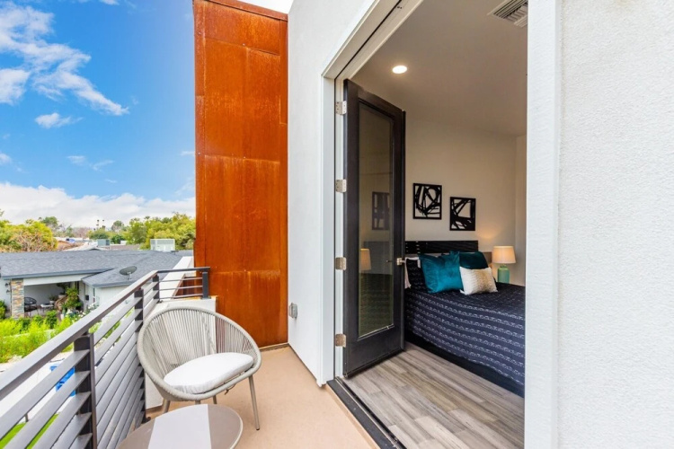 33rd Modern Phoenix 4 Bedroom Home by Redawning
