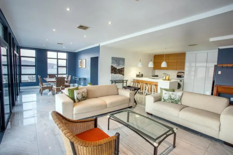 uSHAKA WATERFRONT - PALATIAL PRIVATE PENTHOUSE
