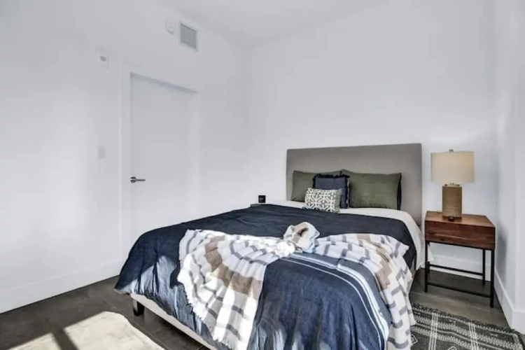 Impeccable 2 Bed Queen Suite Parking N Elevator