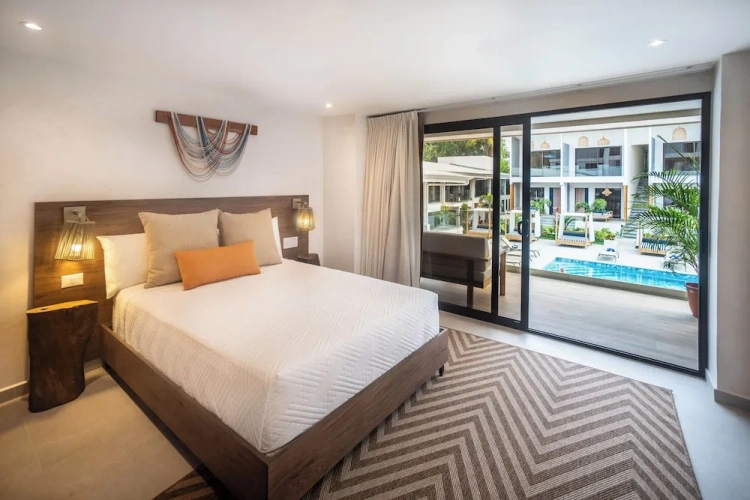 Deluxe room with balcony and with pool view