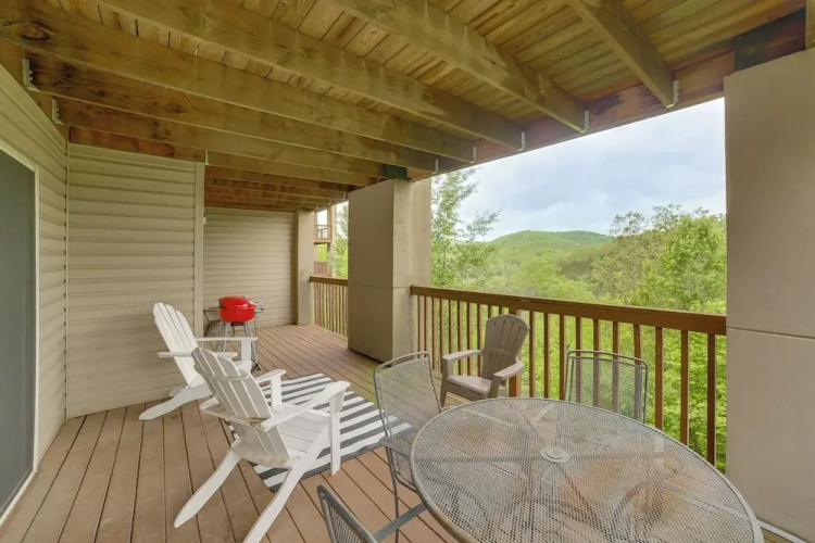 Branson Escape w/ Pool Access, Grill & Balcony!