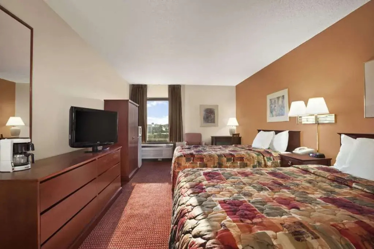 Days Inn & Suites Cedar Rapids