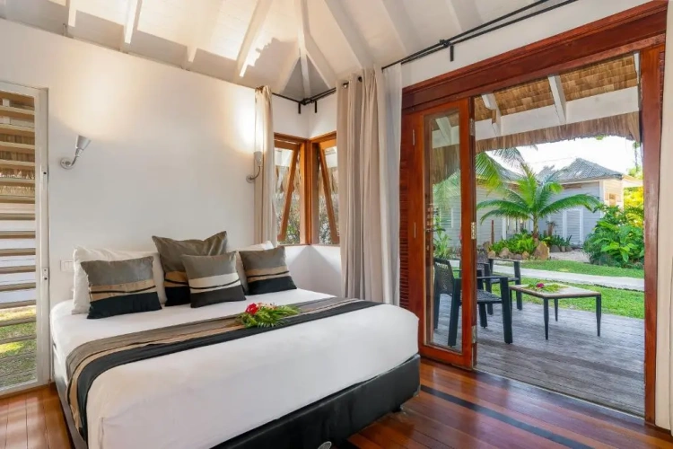 Bungalow with garden view