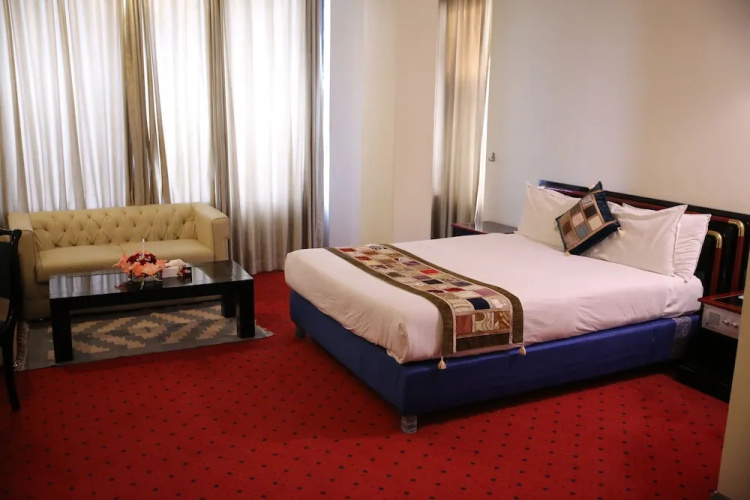 Hotel de Papae Intl