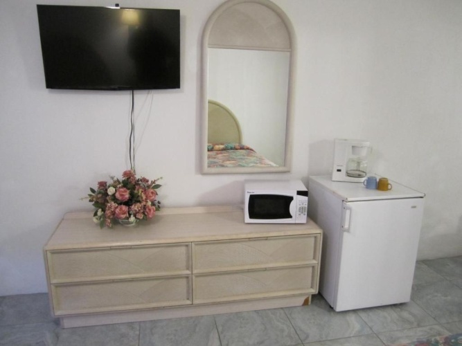 Standard Quadruple room with partial ocean view