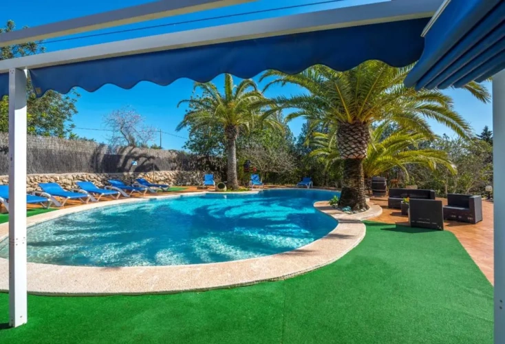 4 Bedrooms Villa