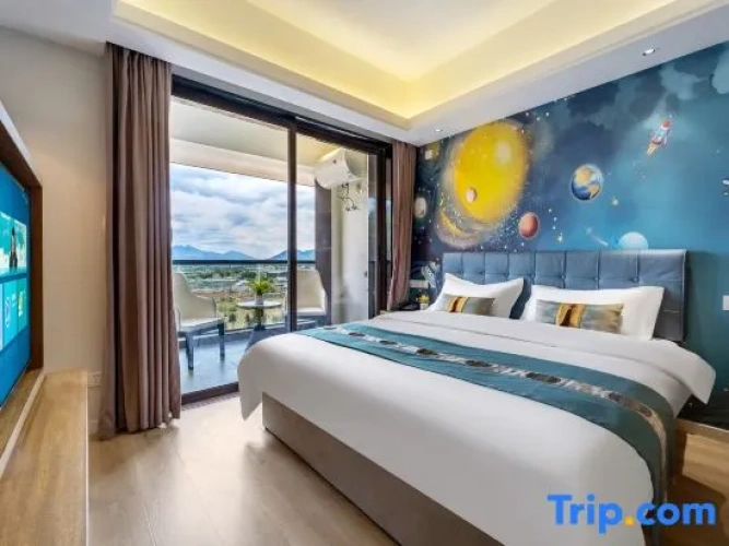 Suite with balcony and with city view