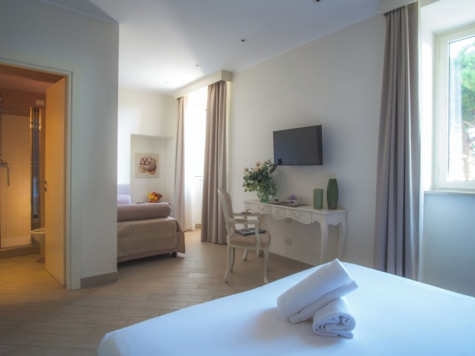 Standard Triple room with sea view