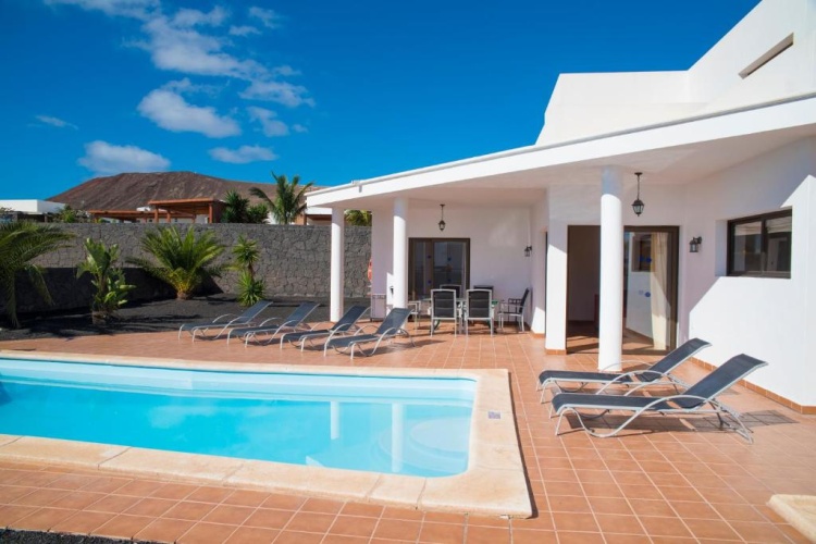 4 Bedrooms Villa