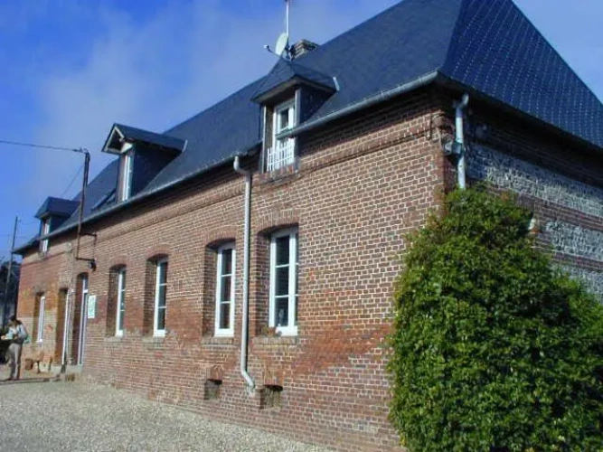 5 Bedrooms Cottage