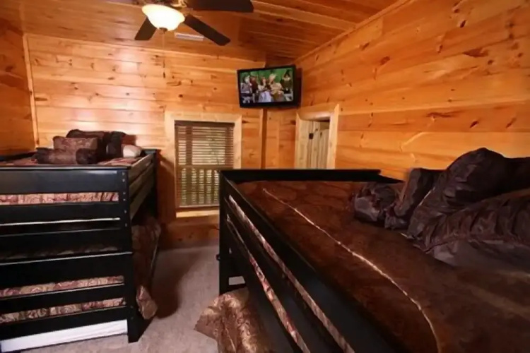 Serenity Mountain Pool 9 Br cabin by RedAwning