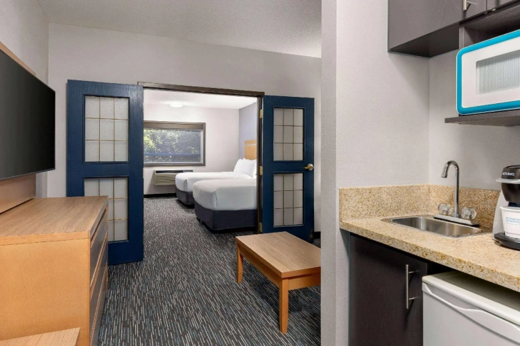 1 Bedroom Quadruple Suite