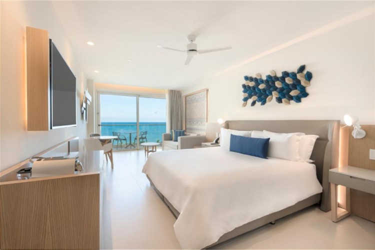 Luxury Diamond Club Junior Suite oceanfront