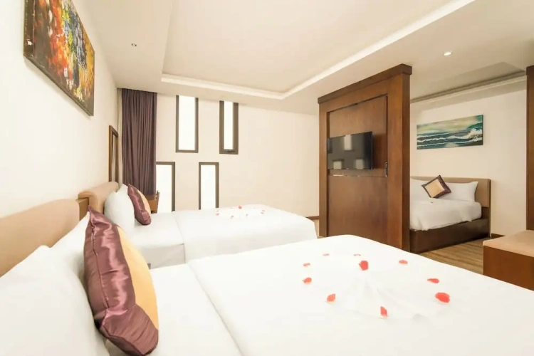Deluxe Sextuple Family room