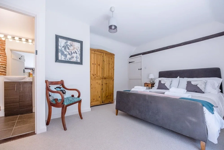 5 Bedrooms Cottage