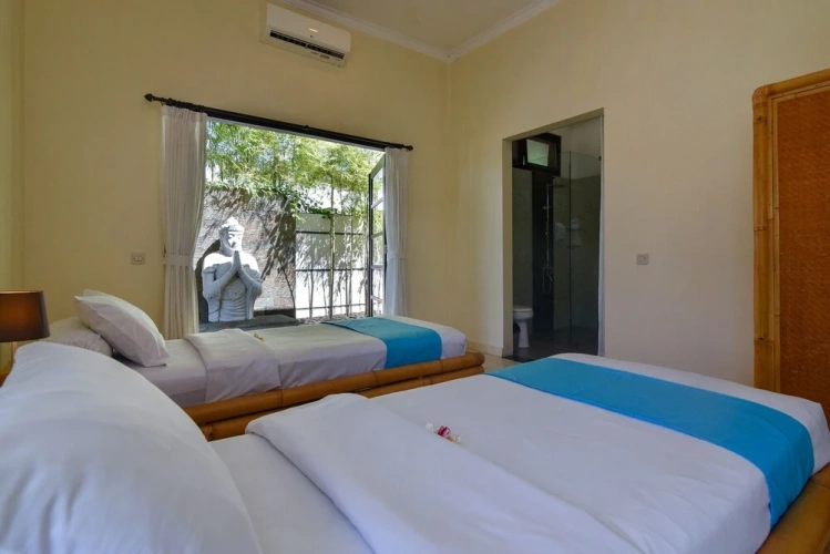 6 Bedrooms Luxury Villa beachfront