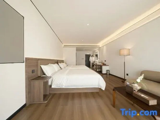 Deluxe Family room with courtyard view
