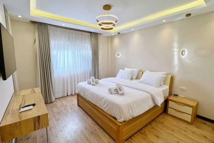 Calm & Classy 2BR - 5 min to Airport