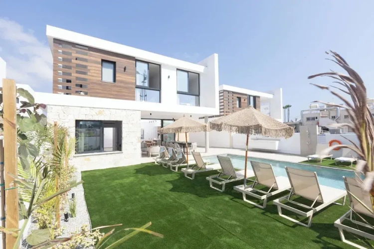 5 Bedrooms Villa with garden view