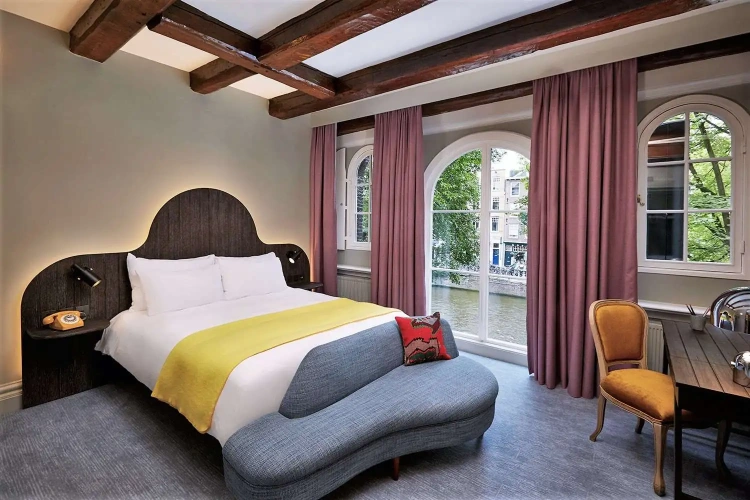 Generous Double room with canal view