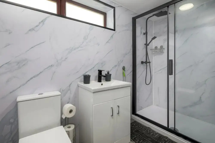 House -sleeps 8, Parking, Suitable for Contractors