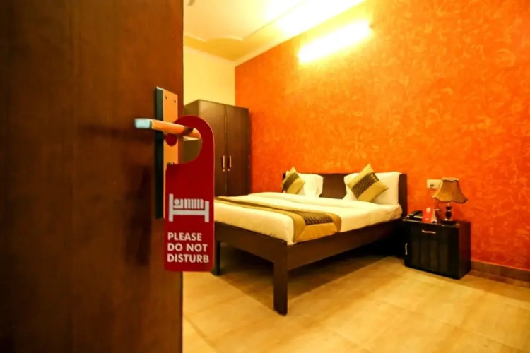 OYO 8240 Maan Residency