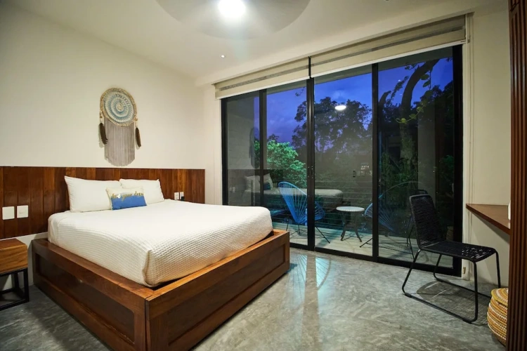 4 Bedrooms House