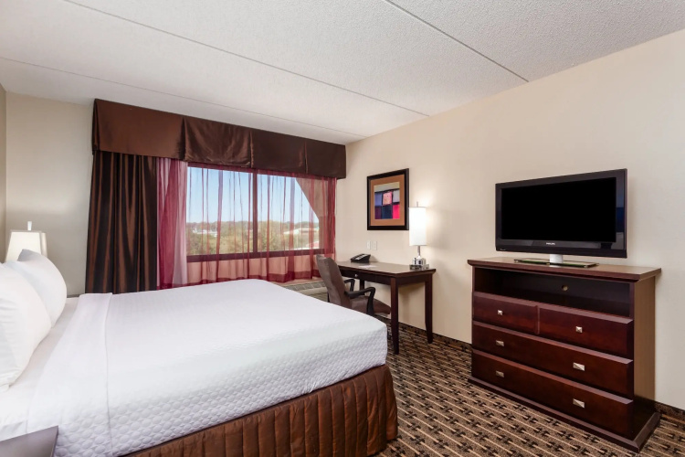 Crowne Plaza Milwaukee Airport by IHG