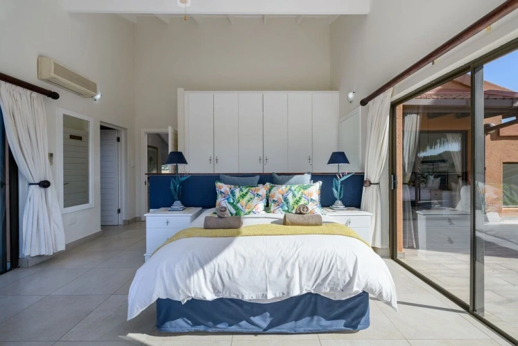 5 Bedrooms Luxury Villa