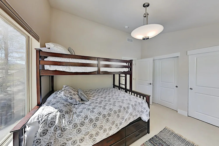 68jwdiq5 2 Bedroom Condo