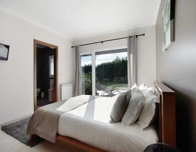 Alluring Villa in Salir de Matos near Coast