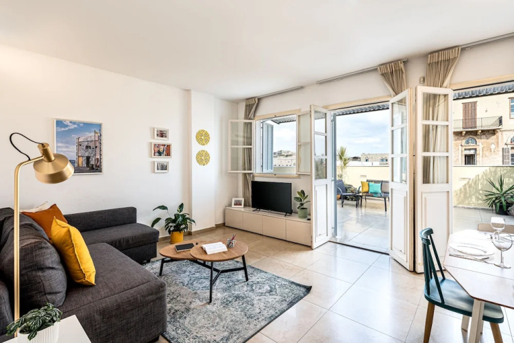 Pink & Blondie ApartHotel - by Loginn
