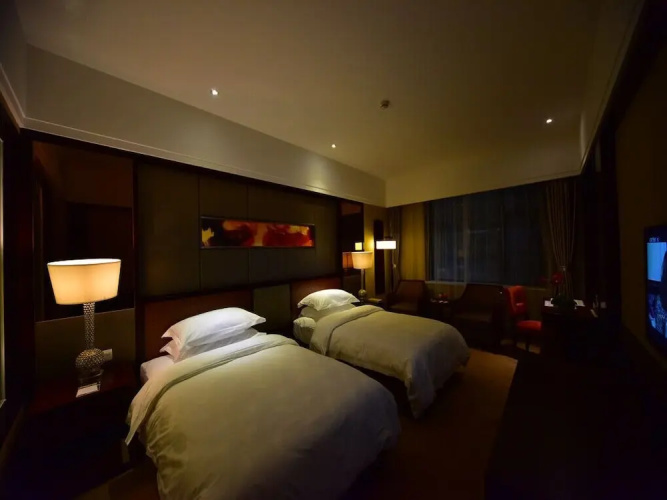 Dali Art Golf Hotel