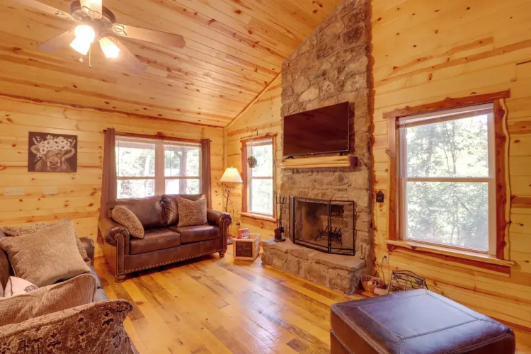 Romantic Mountain View Cabin Rental Near Downtown!