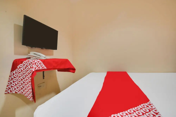 OYO 912 Fb Suites